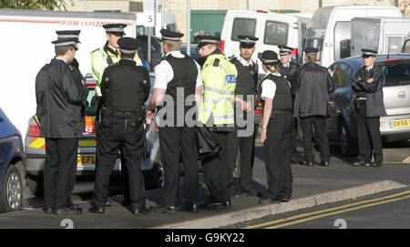 Die Polizei befindet sich heute vor dem Einreisegefängnis Harmondsworth in der Nähe von Heathrow, nachdem mehrere Brände im Inneren entzündet wurden und in allen vier Flügeln Störungen verursacht haben. Stockfoto