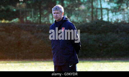 Arsenal-Manager Arsene Wenger beobachtet sein Team während einer Trainingseinheit in London Colney, Hertfordshire. Stockfoto