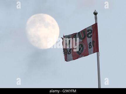 Soccer - FA Barclays Premiership - Sheffield United / Charlton Athletic - Bramall Lane. Ein Blick auf den Mond über der Tribüne. Stockfoto