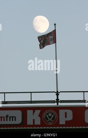 Soccer - FA Barclays Premiership - Sheffield United / Charlton Athletic - Bramall Lane. Der Mond über dem Stadion. Stockfoto