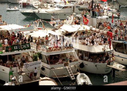 Formel-1-Autorennen - Großer Preis Von Monaco - Rennen. Riesige Menschenmassen beobachten das Rennen von Yachten in der Marina aus Stockfoto