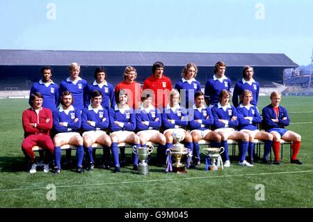 Teamgruppe Ipswich Town: (Hintere Reihe, l-r) John Miller, Geoff Hammond, Peter Morris, Laurie Sivell, David Best, Kevin Beattie, Alan Hunter, Colin Harper (erste Reihe, l-r) Bobby Robson, Ian Collard, Mick Lambert, David Johnson, Bryan Hamilton, Mick Mills, Colin Viljoen, Trevor Whymark, Clive Woods, Trainer Cyril Lea Stockfoto