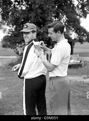 Fußball - Golf-Meisterschaft Der Profifußballer - Südliche Region. Fulham und England Kapitän Johnny Haynes (r) markiert seine Scorecard auf der Rückseite von Tottenham Hotspur und Schottland's Dave Mackay (l) Stockfoto