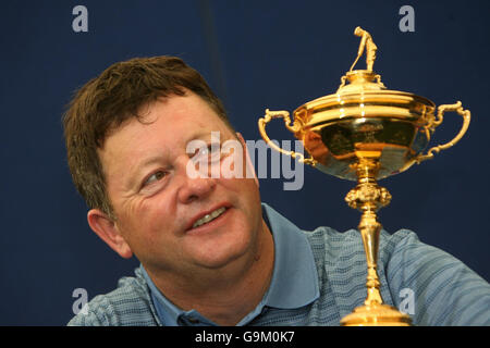 Golf - Ryder Cup Übungseinheit - K Club, Co Kildare.. Der Kapitän der europäischen Mannschaft Ian Woosnam blickt beim offiziellen Fotogespräch des Teams auf den Ryder Cup. Stockfoto