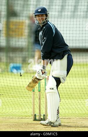 Cricket - Liverpool Victoria County Championship - Division One - Yorkshire / Sussex - Headingley. Yorkshire und England der Batman Michael Vaughan hat eine Session in den Netzen Stockfoto