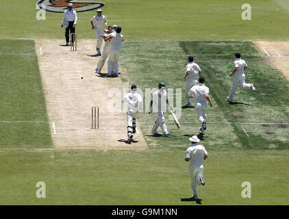 Der englische Steve Harmion feiert mit seinen Teamkollegen, nachdem er den australischen Kapitän Ricky Ponting am ersten Tag des dritten Testspieles im WACA, Perth, Australien, abgesetzt hatte. Stockfoto