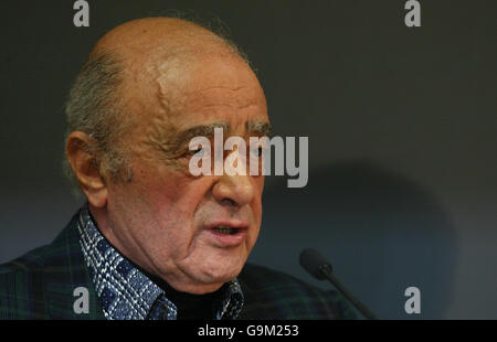 Harrods Besitzer Mohamed al Fayed spricht bei einer Pressekonferenz im Londoner Laden. Stockfoto