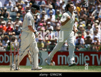 Der Australier Glenn McGrath feiert den Abwrack von Englands Paul Collingwood (links) am zweiten Tag des dritten Testmatches im WACA, Perth, Australien. Stockfoto