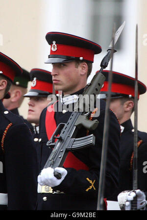 Sandhurst-Absolventen, darunter Prinz William, marschieren in Sovereign's Parade. Stockfoto