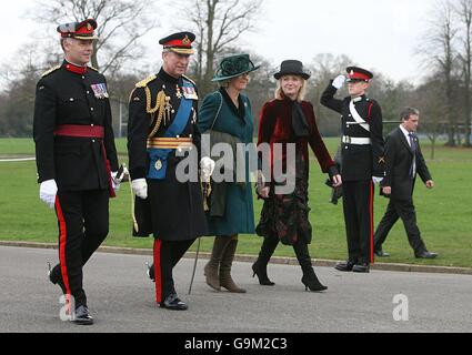 Charles, der Prinz von Wales (zweite rechts), Camilla, die Herzogin von Cornwall (c) und Prinz Williams ehemalige Kindermädchen Tiggy Pettifer (r) bei der Sovereign's Parade an der Royal Military Academy Sandhurst Stockfoto