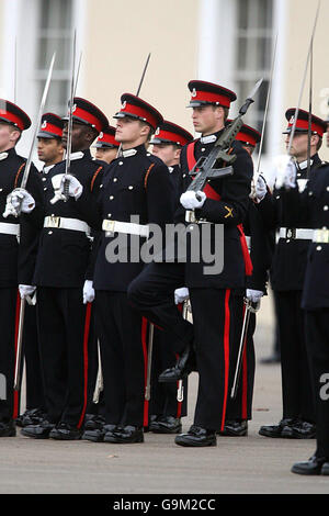 Sandhurst-Absolventen, darunter Prinz William, marschieren in der heutigen Sovereign's Parade. Stockfoto