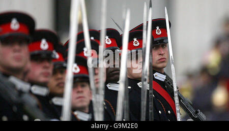 Absolventen, darunter Prinz William (rechts), marschieren in der heutigen Sovereign's Parade in Sandhurst. Stockfoto