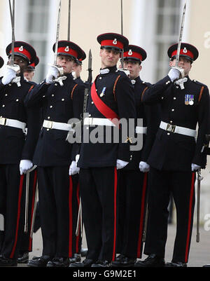 Absolventen, darunter Prinz William (Mitte), marschieren in der heutigen Sovereign's Parade in Sandhurst. Stockfoto