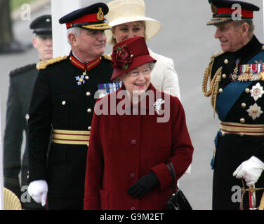 Prinz William wird in Sandhurst vorbeigehen. Die Königin kommt in Sandhurst an. Stockfoto