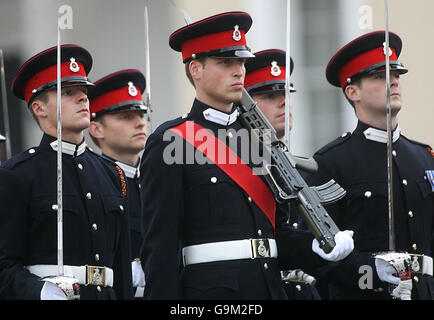 Absolventen, darunter Prinz William (Mitte), marschieren in Sovereign's Parade in Sandhurst. Stockfoto