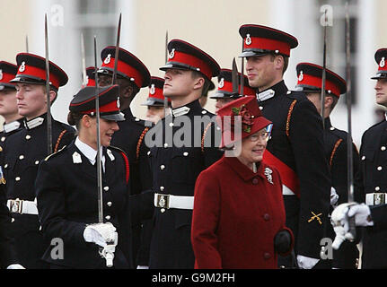 Die britische Königin Elizabeth II. Inspiziert die Absolventen, darunter Prinz William, bei der heutigen Sovereign's Parade in Sandhurst. Stockfoto