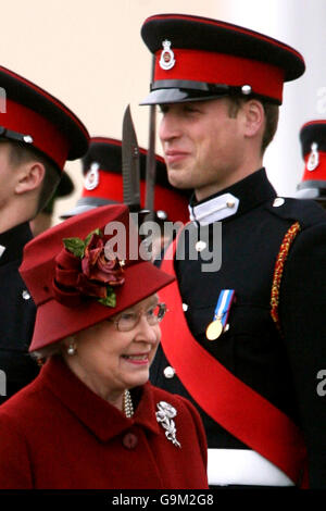 Die britische Königin Elizabeth II. Inspiziert die Absolventen, darunter Prinz William, in der Sovereign's Parade in Sandhurst. Stockfoto