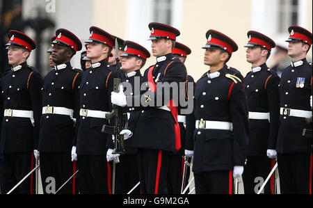 Absolventen, darunter Prinz William, marschieren in der heutigen Sovereign's Parade in Sandhurst. Stockfoto