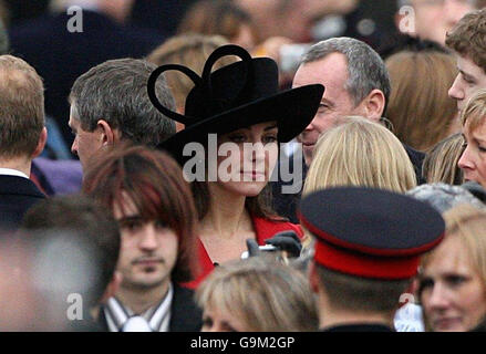 Prinz Wilhelms Freundin Kate Middleton lächelt in Sandhurst, wo Absolventen, darunter Prinz William, in der heutigen Sovereign's Parade marschierten. Stockfoto