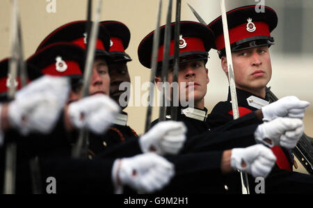 Absolventen, darunter Prinz William, marschieren in Sovereign's Parade in Sandhurst. Stockfoto