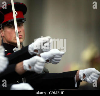 Absolventen, darunter Prinz William, marschieren in Sovereign's Parade in Sandhurst. Stockfoto