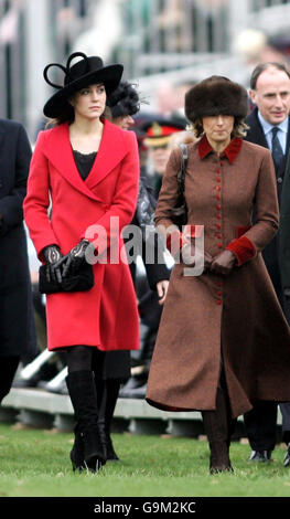 Prinz Wilhelms Freundin Kate Middleton (links) und ein Begleiter kommen an der Royal Military Academy, Sandhurst, wo Absolventen, darunter Prinz William, in Sovereign's Parade marschierten. Stockfoto