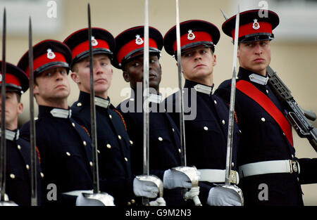 Absolventen, darunter Prinz William, marschieren in der heutigen Sovereign's Parade in Sandhurst. Stockfoto