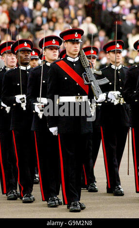 Absolventen, darunter Prinz William, marschieren in der heutigen Sovereign's Parade in Sandhurst. Stockfoto