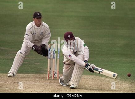 Cricket - Cricinfo County Championship Division One - Surrey V Somerset - Dritter Tag. Somerset's M.Burns schlägt zu Stockfoto