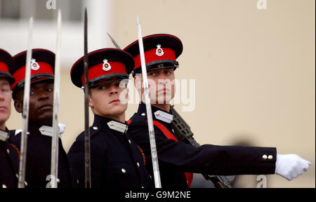 Absolventen, darunter Prinz William, marschieren in der heutigen Sovereign's Parade in Sandhurst. Stockfoto