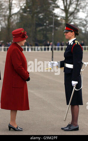 Die britische Königin Elizabeth II. Überreicht der Juniorin unter Offizier Angela Laycock während der Sovereign's Parade im Royal Military College in Sandhurst das Ehrenschwert. Stockfoto