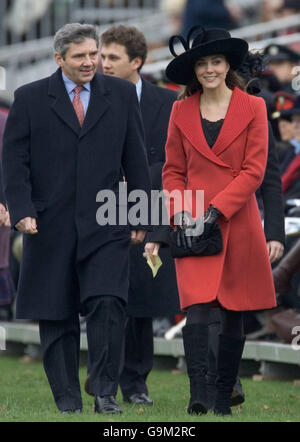 Kate Middleton in Sandhurst, wo Absolventen, darunter Prinz William, in der heutigen Sovereign's Parade in Sandhurst marschierten. Stockfoto