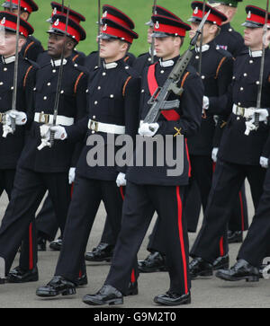 Absolventen, darunter Prinz William, marschieren in der heutigen Sovereign's Parade in Sandhurst. Stockfoto