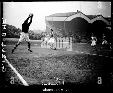 Charlton Athletic Torwart Sam Bartram (l) rettet sich, beobachtet von Teamkollege Eddie Firmani (c) Stockfoto