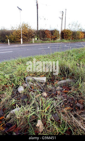 Die Überreste einer Blitzerkamera sind auf der A370 gegenüber dem Dew Drop Inn in der Nähe von Bristol zu sehen. Stockfoto