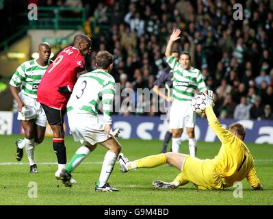 Fußball - UEFA Champions League - Gruppe F - Celtic / Manchester United - Celtic Park. Artur Boruc von Celtic rettet während des Spiels vor Louis Saha von Manchester United Stockfoto