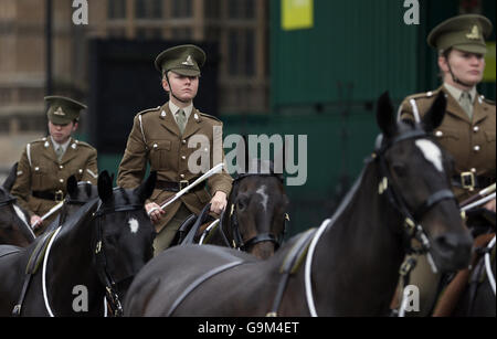 Des Königs Troop Royal Horse Artillery ankommen, bevor die ersten Weltkrieg Signalwaffen in Parliament Square, London, das Ende der Mahnwache am Grab des unbekannten Kriegers in der Westminster Abbey, wie die Nation Tausende Soldaten ehrt getötet in der Schlacht an der Somme, 100 Jahre nach seinem blutigen Anfang. Stockfoto