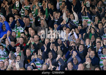 Fußball - Coca-Cola League One - Yeovil gegen Bristol City - Huish Park. Yeovil-Fans begrüßen ihr Team Stockfoto