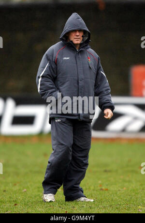 Rugby Union - Wales Training - Sophia Gardens. Wales-Coach Gareth Jenkins während einer Trainingseinheit in Sophia Gardens, Cardiff. Stockfoto