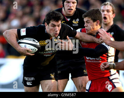 WAPs Tom Voyce wird von Anthony Allen während des Guinness Premiership Spiels zwischen Gloucester und Wespen in Kingsholm, Gloucester, Stockfoto