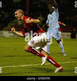 Fußball - Coca Cola League One - Crewe gegen Chesterfield - Alexandra Stadium. Ryan Lowe von Crewe feiert, nachdem er während des Coca Cola League One-Spiels im Alexandra Stadium in Crewe gegen Chesterfield erzielt hat. Stockfoto