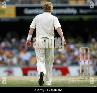 Cricket - Ashes Tour - erster 3-mobiler Test - Tag 4 - Australien - England - die Gabba. Die Australier Shane Warne bereitet sich auf den vierten Tag des ersten Testmatches gegen England in Gabba, Brisbane, Australien, vor. Stockfoto