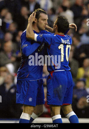 Kris Boyd der Rangers (links) feiert mit Nacho Novo, nachdem sie ihr zweites Tor während des Bank of Scotland Premier League-Spiels im Ibrox Stadium, Glasgow, erzielt haben. Stockfoto