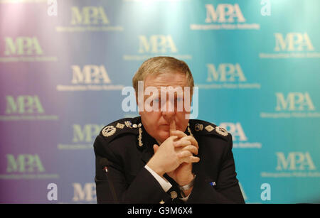 Sir Ian Blair, Kommissar der Metropolitan Police, nimmt an einem Treffen der Metropolitan Police Authority in den MPA-Büros im Zentrum von London Teil, wo Haushaltslücken beseitigt wurden. Stockfoto