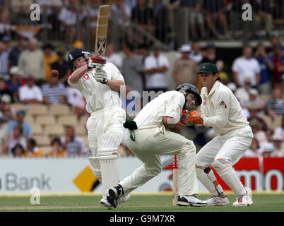 Der Engländer Paul Collingwood (links) trifft am ersten Tag des zweiten Testmatches im Adelaide Oval, Adelaide, Australien, vier hinter den Australiern Michael Hussey und Adam Gilchrist (rechts). Stockfoto