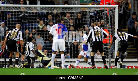 Steven Taylor (r) von Newcastle United erzielt sein Tor. Stockfoto