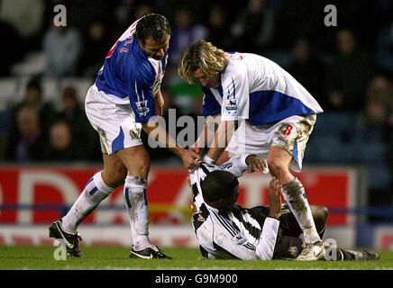 Fußball - FA Barclays Premiership - Blackburn Rovers / Newcastle United - Ewood Park. Andre Ooijer (l) und Robbie Savage (r) von Blackburn Rovers ziehen Charles N'Zogbia von Newcastle United aus dem Boden. Stockfoto