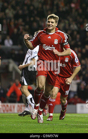 Liverpools Steven Gerrard feiert sein Tor gegen Fulham während des FA Barclays Premiership Spiels in Anfield, Liverpool. Stockfoto