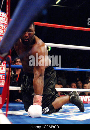 Danny Williams, nachdem er in der dritten Runde gegen Audley Harrison während des Commonwealth-Titelkampfes in der Excel Arena in London niedergeschlagen wurde. Stockfoto