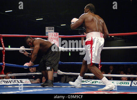 Boxen - Commonwealth Schwergewichtstitel - Danny Williams / Audley Harrison - Excel Arena. Danny Williams (links) in Schwierigkeiten mit Audley Harrison während des Commonwealth-Titelkampfs in der Excel Arena, London. Stockfoto